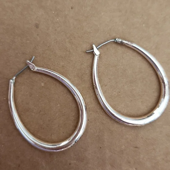 Elegant Silver and Black Earrings Set - Picture 2 of 3